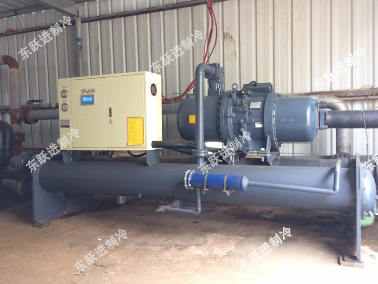 清遠(yuǎn)120HP螺桿式冷水機
